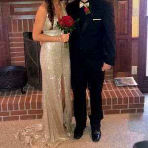 SELLING THIS BEAUTIFUL PROM DRESS